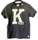 Gr&aring; t-shirt med "K"-applikation