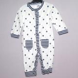 Pyjamas med sm&aring; segelb&aring;tar