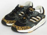 Sneakers i svart och tigerrandigt