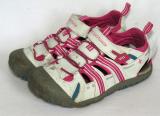 Sandal-skor i vitt/cerise